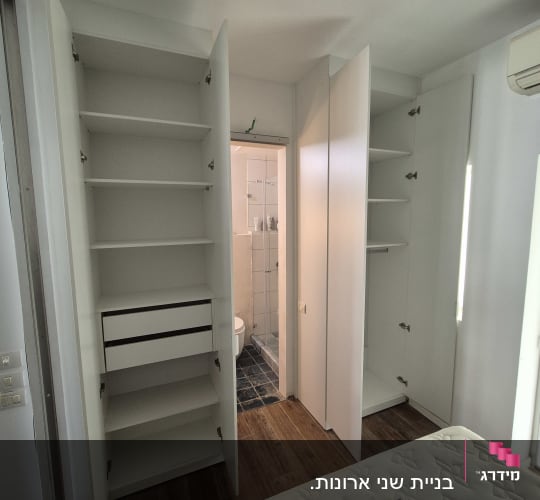 ארונות פתוחים עם מדפים ודלתות לבנות